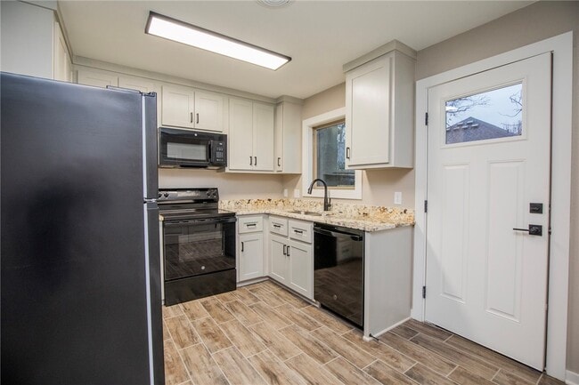 Building Photo - 221 E Adobe St