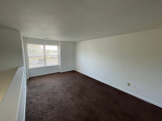Building Photo - 1304 E Liberty Cir