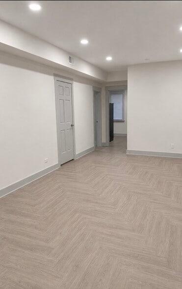 Building Photo - 2851 N Springfield Ave