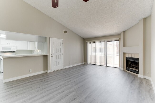 Building Photo - Charming Upstairs Condo with Dual Balconies & Spacious Layout!