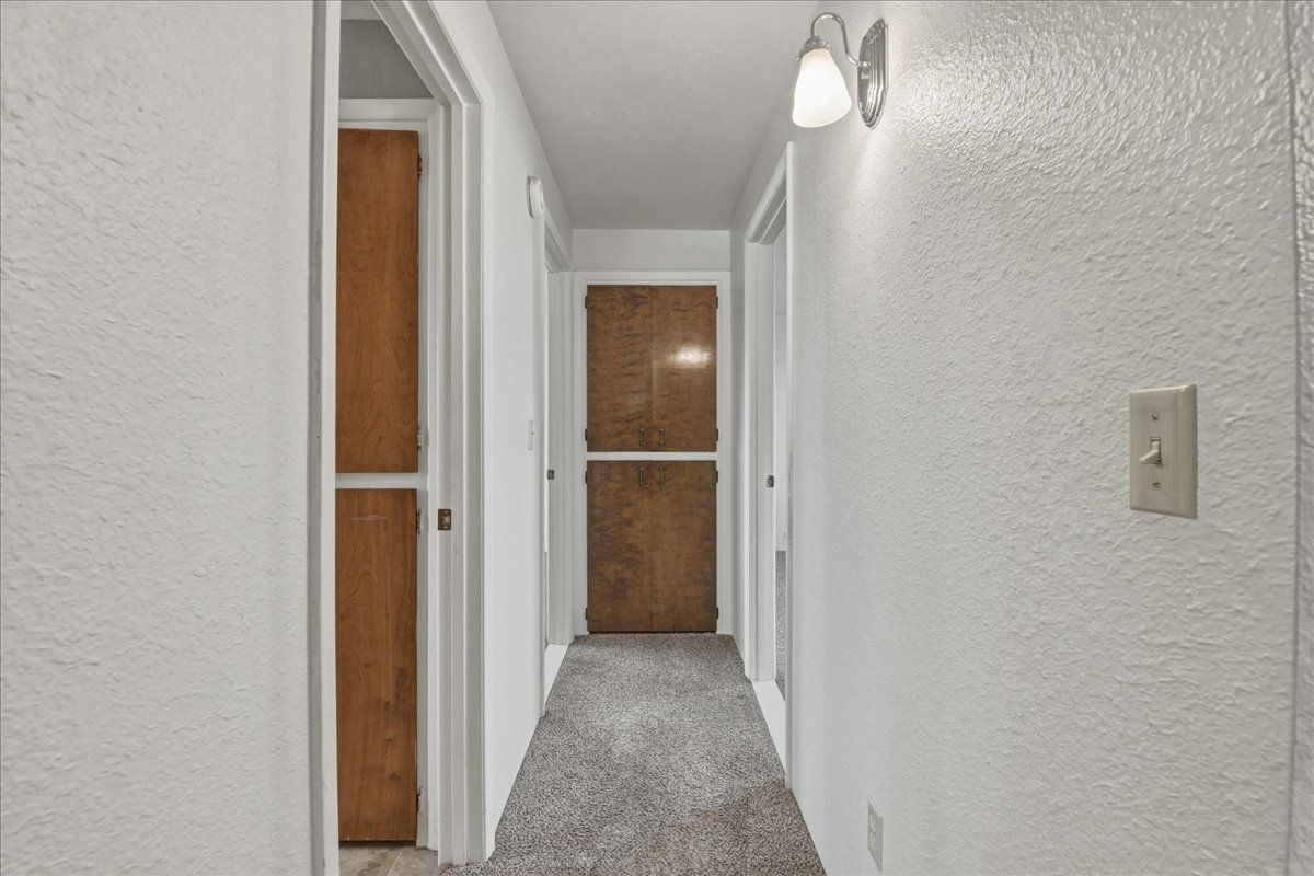 Building Photo - 117 N Homedale Ave