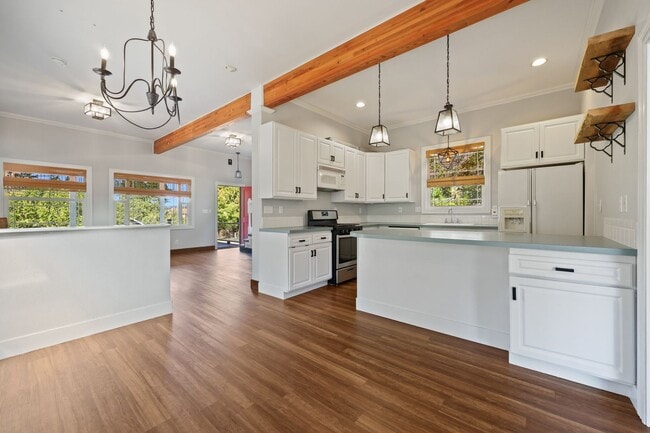 Building Photo - 2720 Sq. Ft. Character Home in downtown Ol...