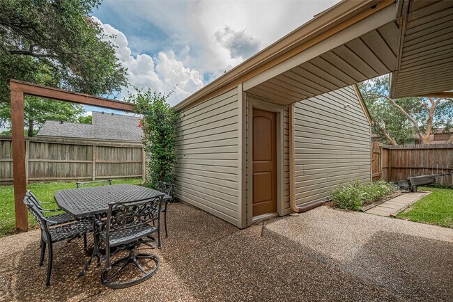 Building Photo - 12231 Carriage Hill Dr