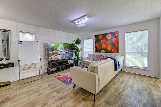 Building Photo - 19334 Strathmore Pl Ln