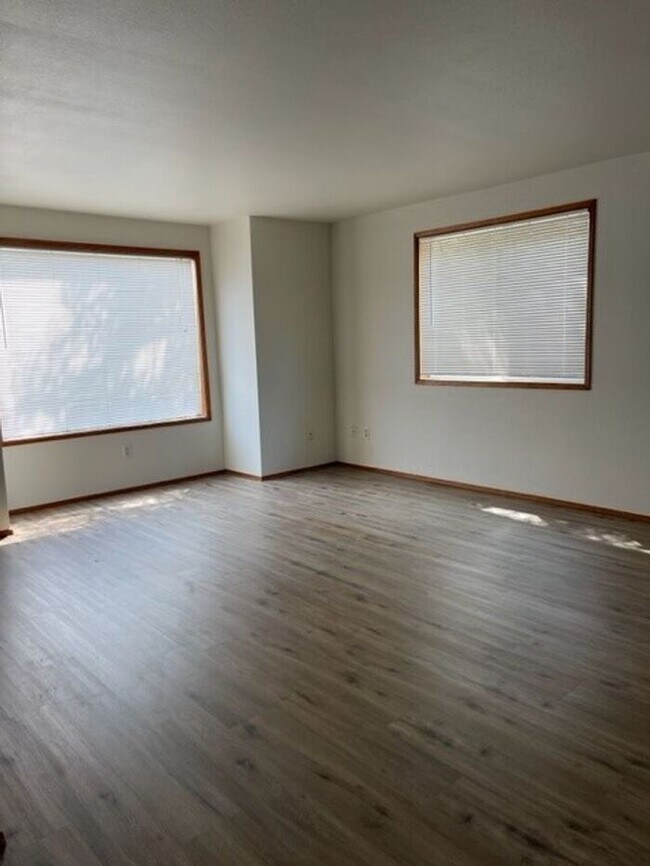 Building Photo - Perfect & Spacious 3 Bed, 1 1/2 Bath Duplex by the Puyallup River!