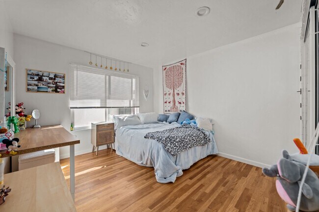 Building Photo - 5227 E Falls View Dr