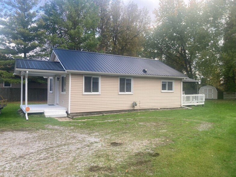 Building Photo - 990 Pine Rd