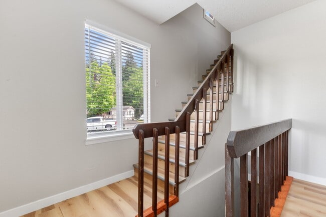 Building Photo - 3 BR Home near Springwater Trail and Powel...