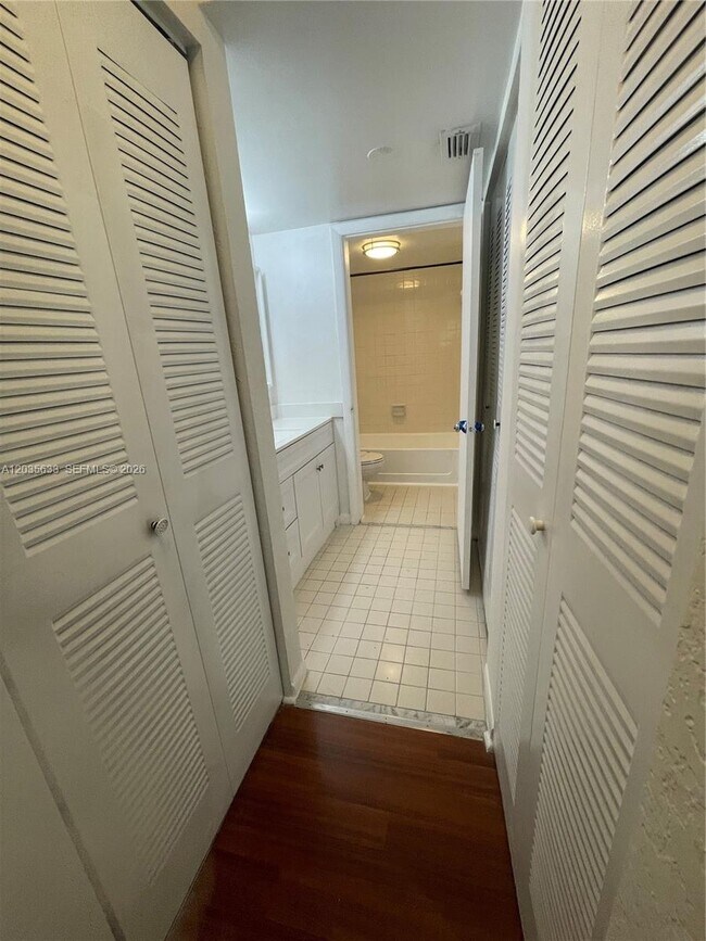 Building Photo - 2811 N Oakland Forest Dr