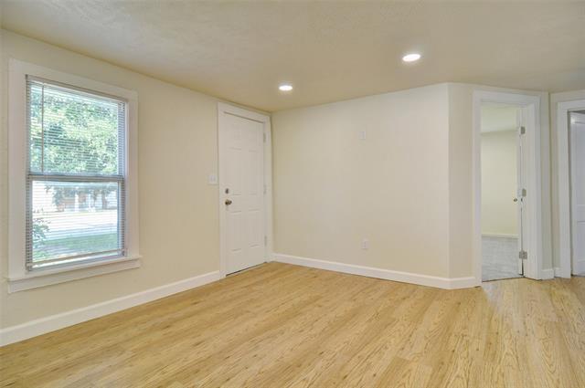 Building Photo - 300 Meadow Park Dr