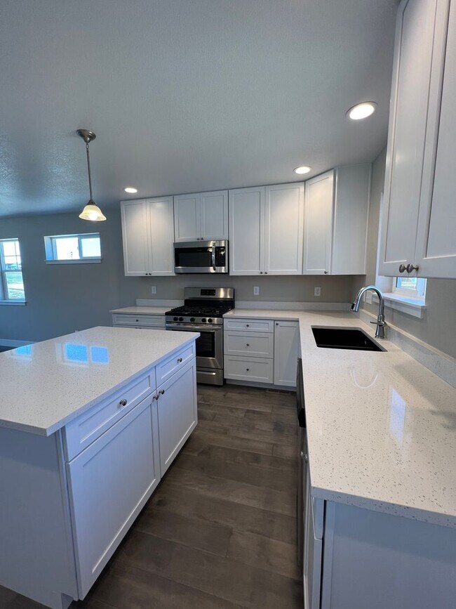 Building Photo - 2B/2B Berthoud Ranch Style Home Built with...