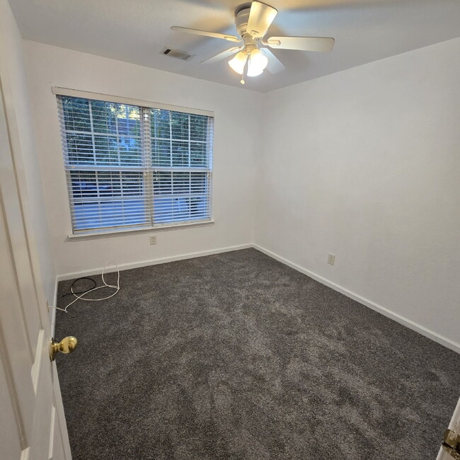 Building Photo - "Charming 3-Bed Townhouse with Hardwood Elegance in Riverdale – Spacious 1376 sq ft!"