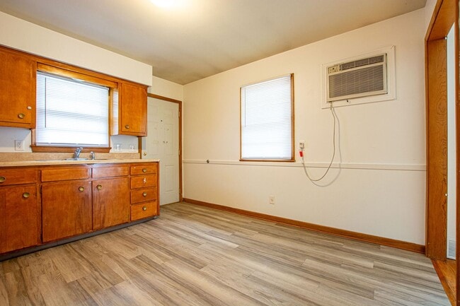 Building Photo - 2 Bedroom / 1 Bath Duplex with Private Basement and Washer/Dryer!