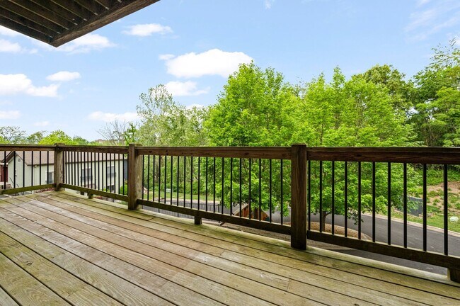 Building Photo - Beautiful & Modern 3-Bedroom Townhome near...