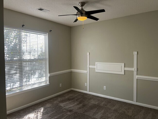 Building Photo - 404 Blackberry Ln