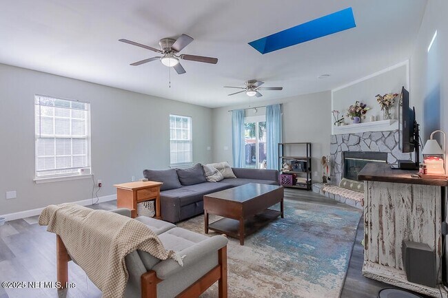 Building Photo - 1358 Hollyhock Cir