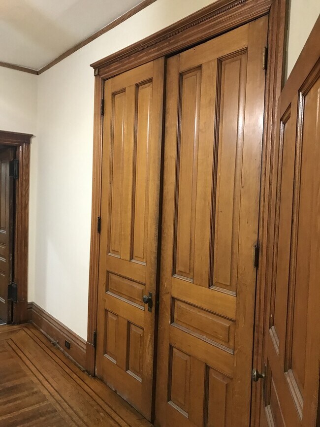 Building Photo - Beautiful 5 Bedroom 2 Bathroom Home in South Minneapolis!