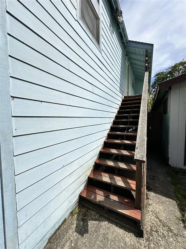 Building Photo - Large 4 Bedroom Apartment in Canyonville