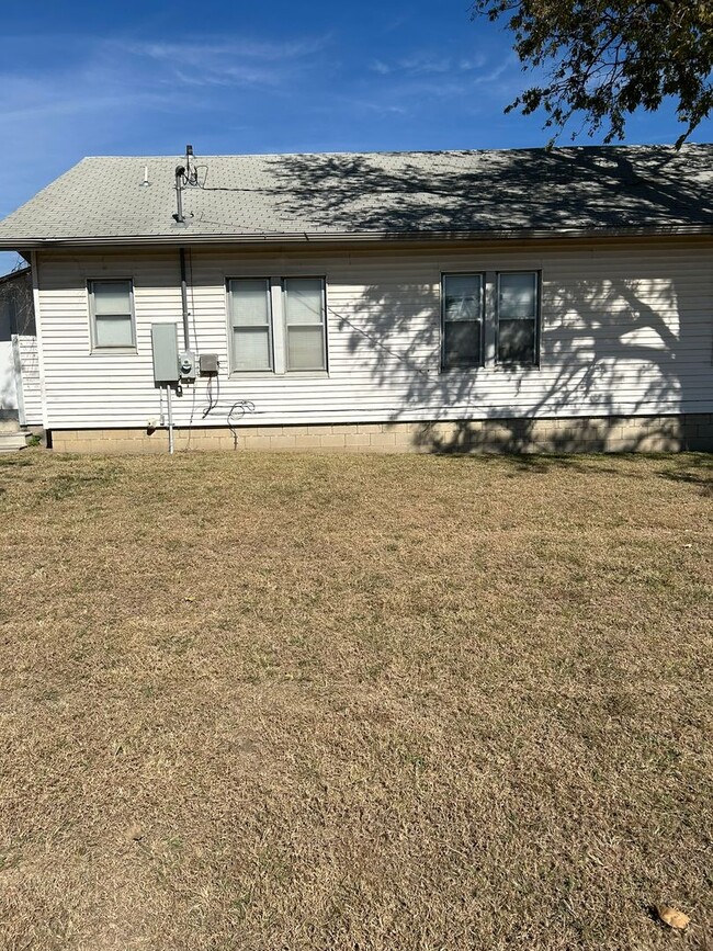 Building Photo - Nice 2 or 3 bedroom with covered front porch.