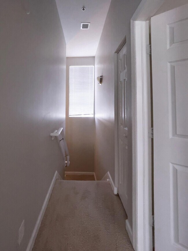 Building Photo - 2343 Vintage Dr