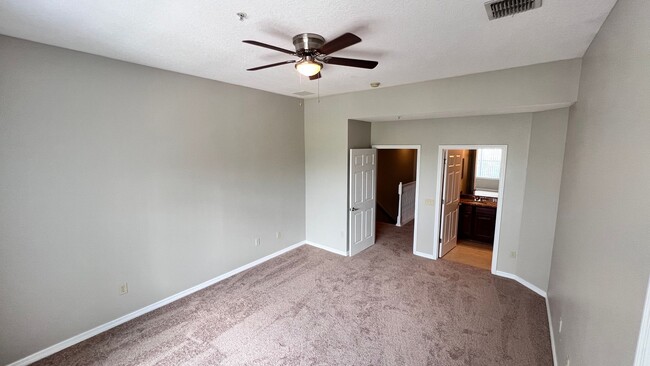 Building Photo - Beautiful 3/2 Townhouse Available !!