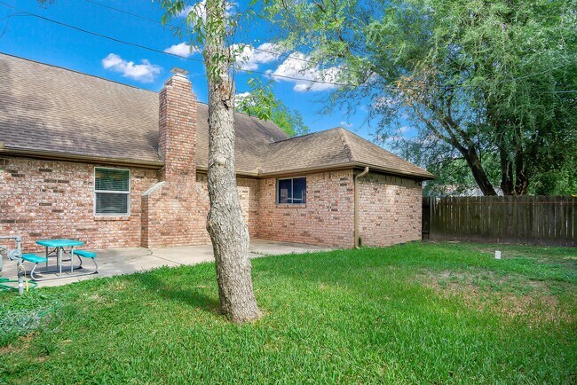 Building Photo - 706 Yale Ln