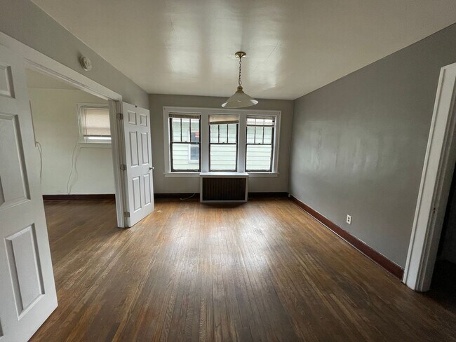 Building Photo - Spacious 2 Bedroom Apartment on a Quiet Street!