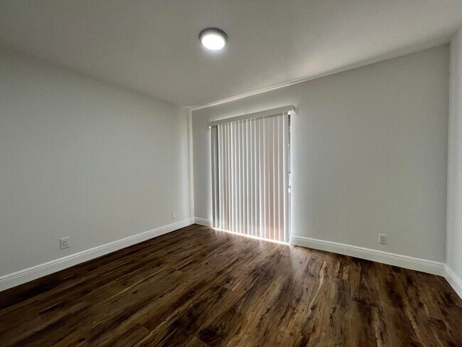 Building Photo - 10623 Royal Palm Blvd