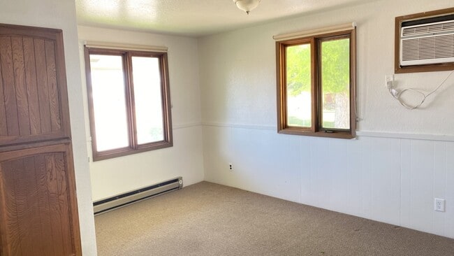 Building Photo - Cozy Farmhouse