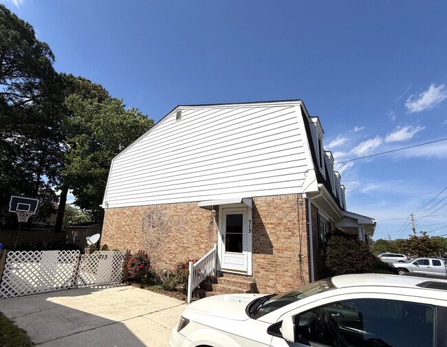 Building Photo - 713 Little Neck Rd