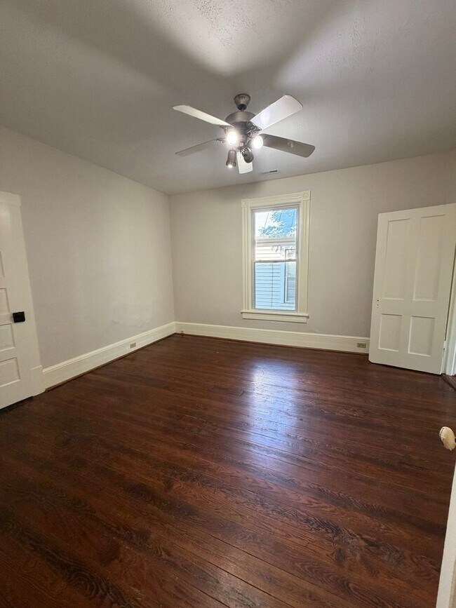 Building Photo - 606 Elm Ave