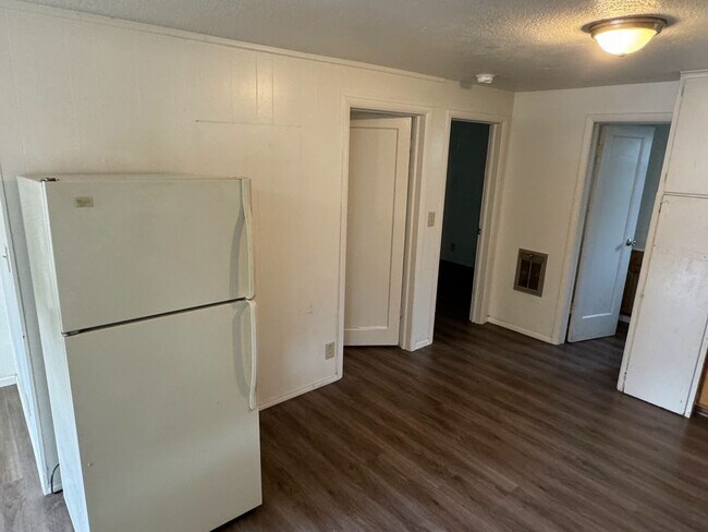 Building Photo - 2 Bedroom Triplex Unit in Springfield