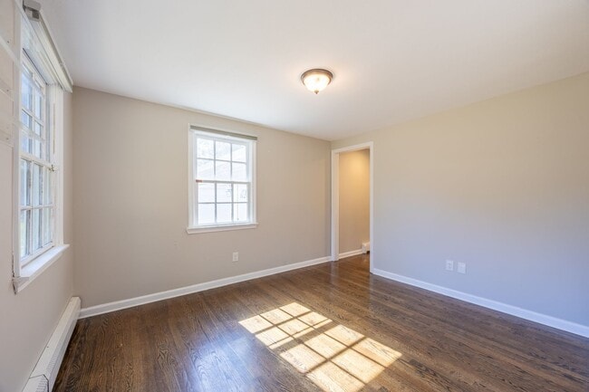 Building Photo - Charming 4 Bedroom Colonial with Updated K...