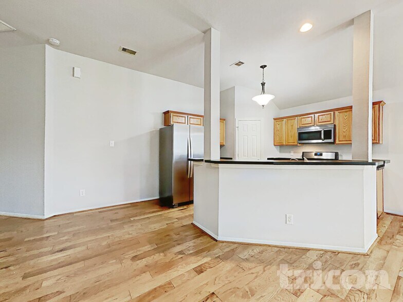 Building Photo - 2205 Highland Hills Dr