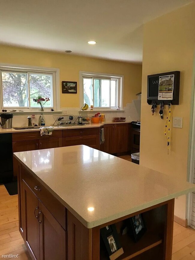 Building Photo - Available now! Inviting ranch situated in desirable North Ann Arbor