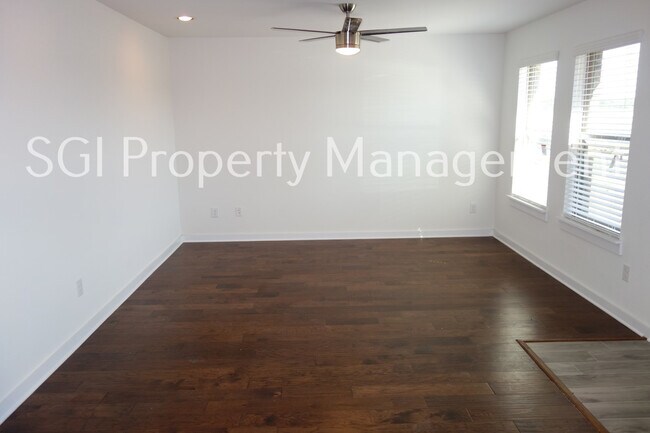 Building Photo - 931 Robineta Ln