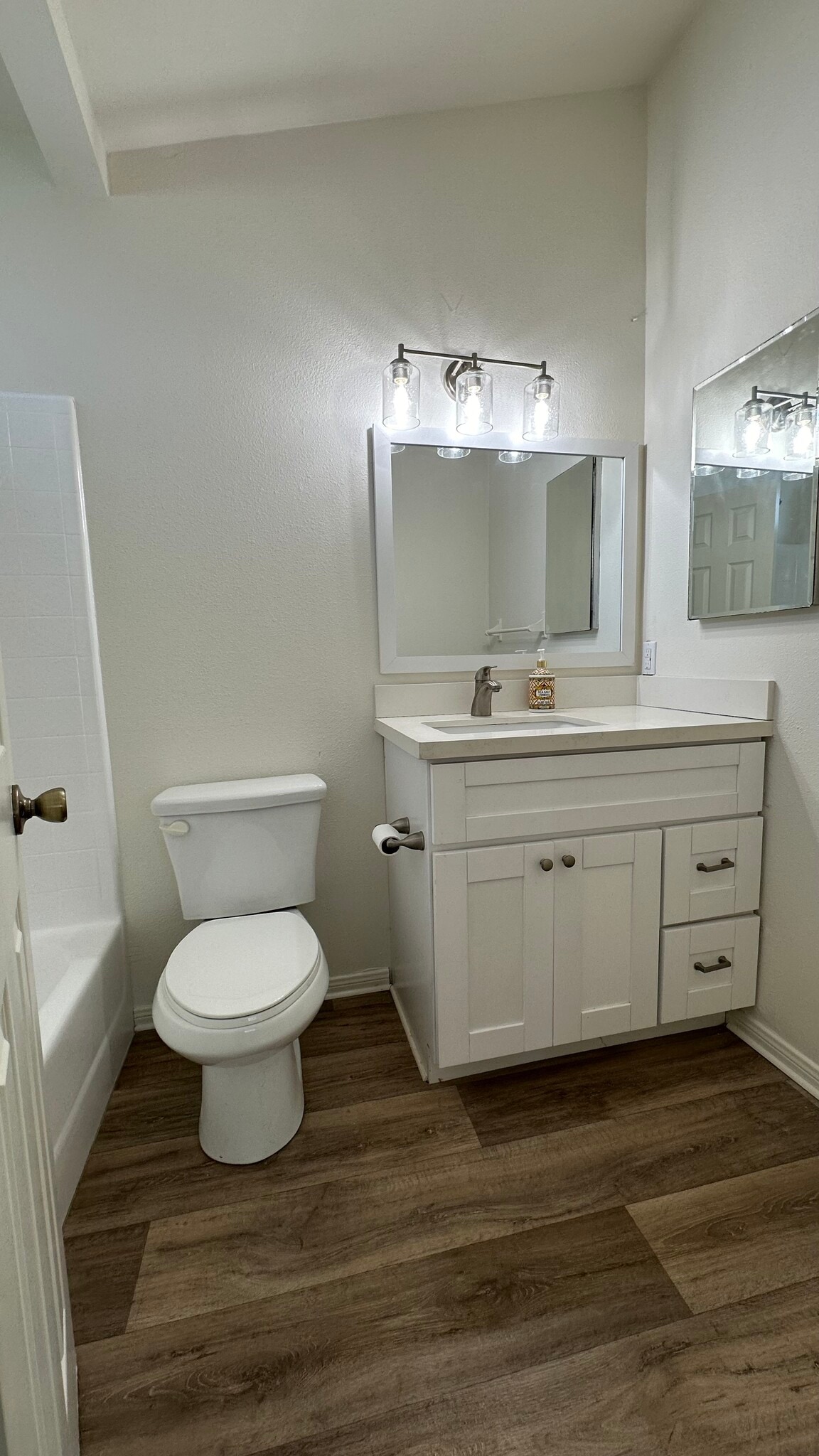 Master bathroom. - 939 Sapphire St
