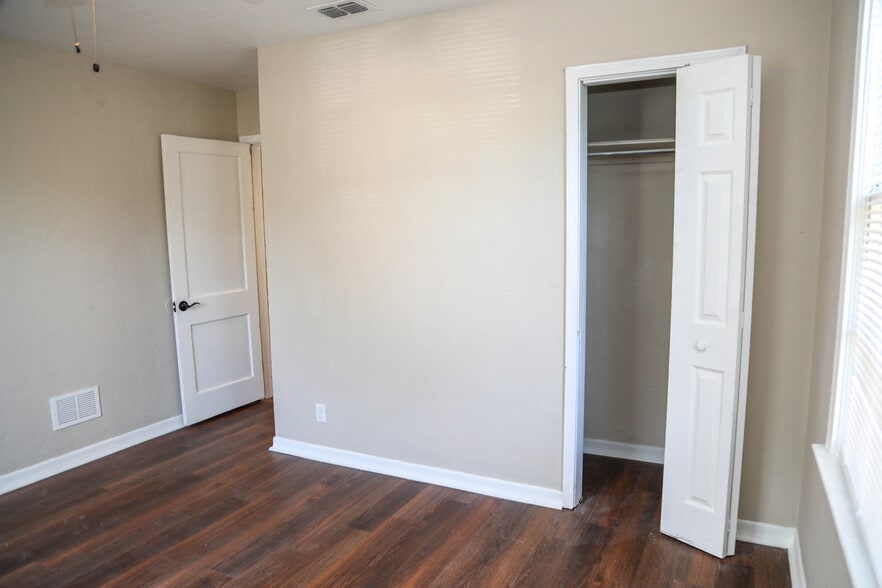 Building Photo - 1831 Bennett St