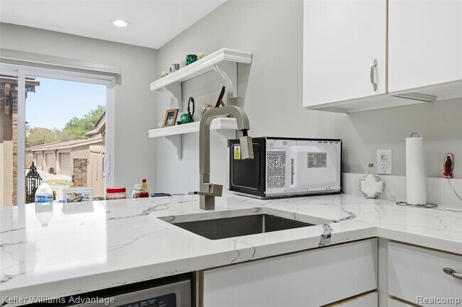 Building Photo - 5271 Wright Way E