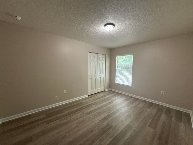 Building Photo - SILVER SPRINGS SHORES 3/2/2