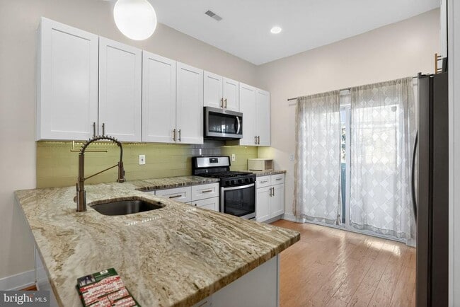 Building Photo - 419 Emily St