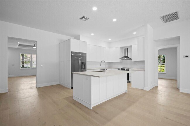 Building Photo - 204 Clocktower Dr
