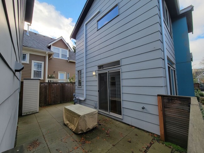 Building Photo - Stylish Detached Home in East Capitol Hill...