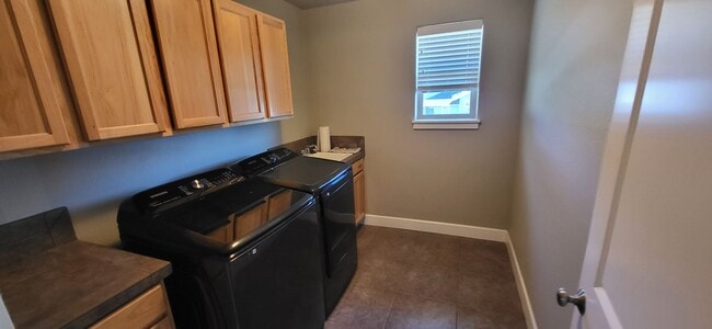 Building Photo - 4 Bed 2.5 Bath - NW Redmond
