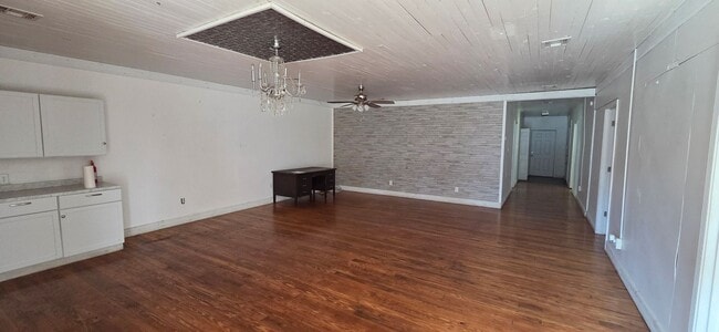 Building Photo - Large home on a corner lot in Ville Platte