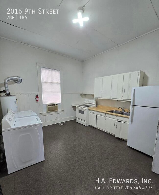 Building Photo - 2016 9th St