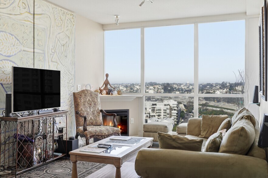 Building Photo - 300 W Beech St