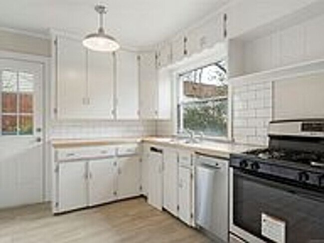 Building Photo - Updated 2 Bed 1 Bath Rental Home Tulsa