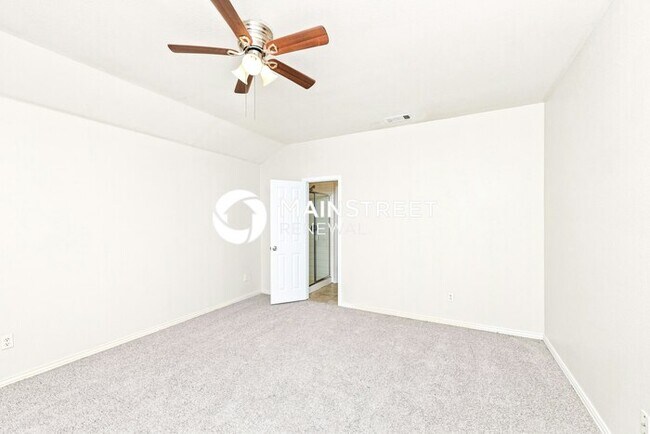 Building Photo - 4 Bedroom Pet-Friendly Home in Dallas, TX with Main Street Renewal