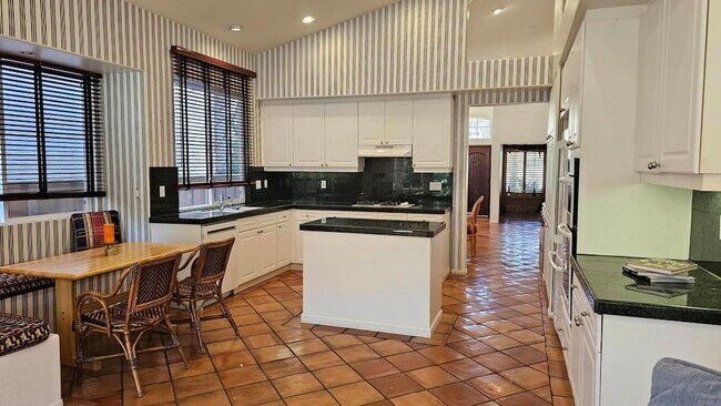 Building Photo - 5365 Caminito Exquisito